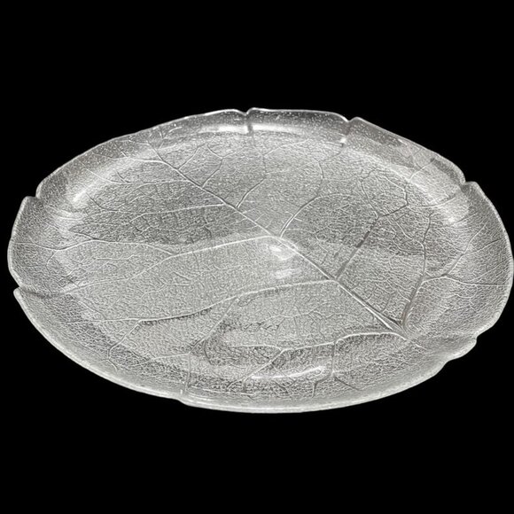Vintage 1980s Arcoroc France Aspen 13" Wide Platter - Flower Clear Embossed Leaf - Picture 3 of 8